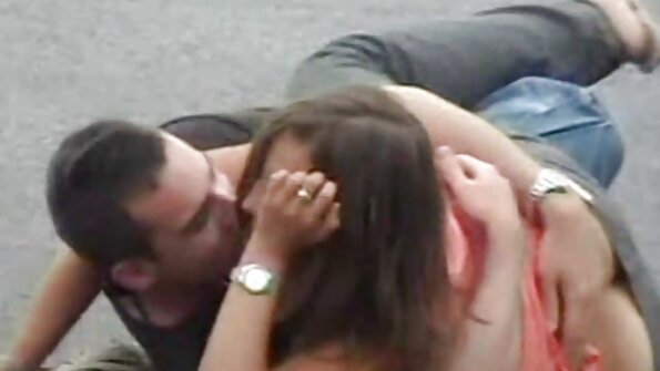 Două fete mulțumesc un bărbat frumos