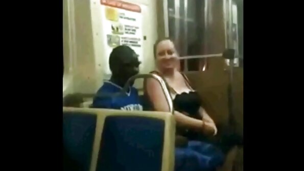 O fată obraznică se dă cu un negru