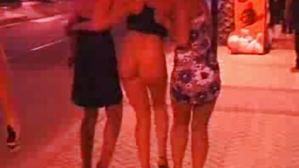 Sora vitregă drăguță Angelica Cruz se dă cu fratele său