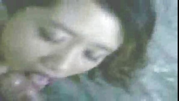 Alya Stark își are picioarele sexy acoperite cu esperma după ce a întreținut pula lui BF