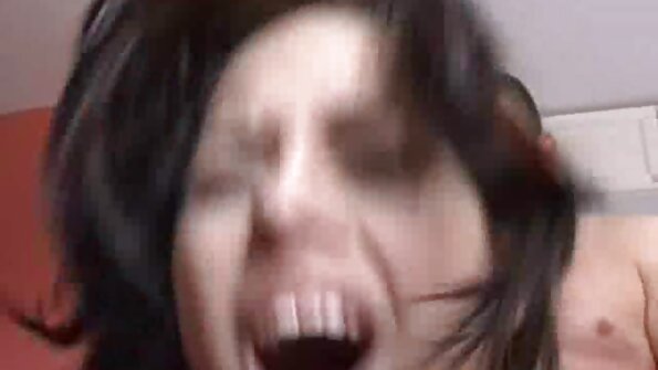 Bruneta MILF Nailed De Un Întunecat Footlong Prick