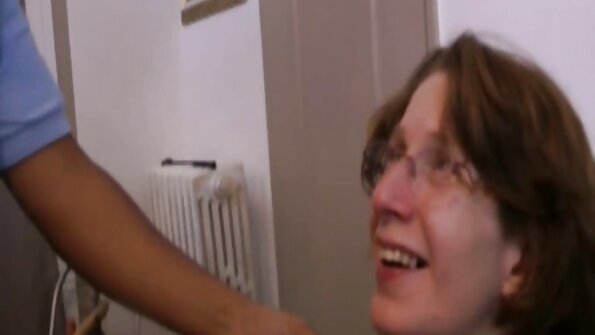 Valentina suge un băţ uriaş de carne