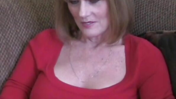 Micuta minx Sabina Rouge face plăcere brunetă cu cerneală în pat
