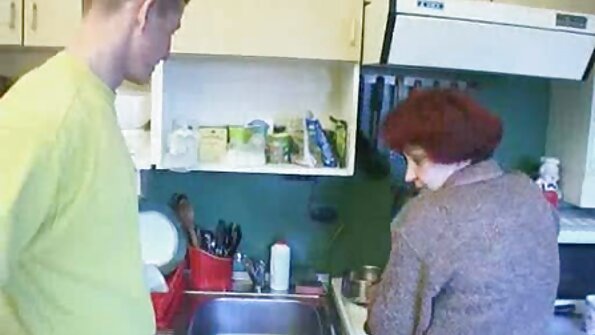Soția blondă este pregătită pentru soțul ei