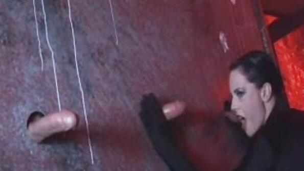 Amina Allure se joacă cu un penis mare palpitan în POV