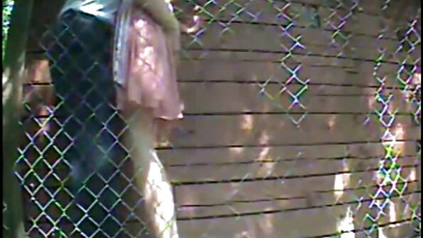 Raven Haired Mature Gagging și Jacking Un Hard Pol