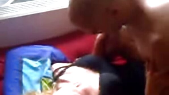 O brunetă adorabilă a fost futută pe canapea