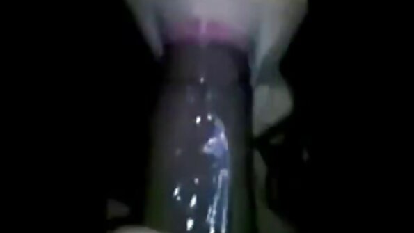 Brunetele picante Gina și Talia lins și dracului cu un vibrator cu două fețe