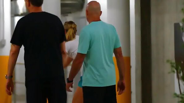 Gospodina înfometată de sex, Flirty Naughty, se joacă cu jucăria ei sexuală preferată