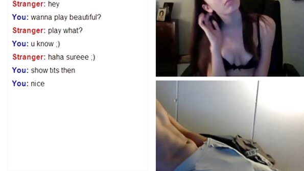 Fetița subțire Emily Willis se ia cu doi bărbați de culoare norocoși în sufragerie