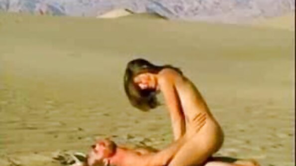 MILF sexy Lucy Heart se freca buzele păscii