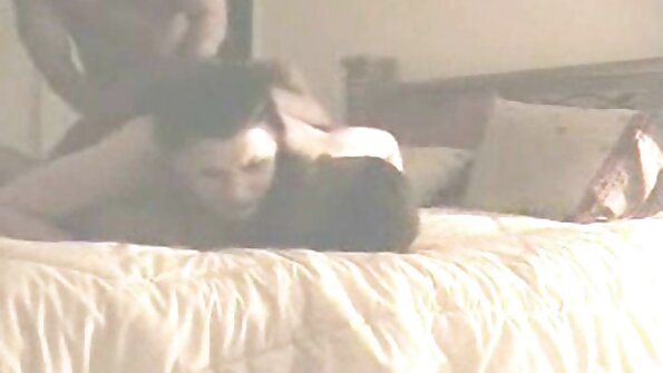 Două lesbiene excitate lingă păsăricile în lenjerie albă