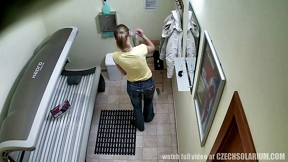 Dillion Carter cu sânii mari suge pula sub duș și dracului