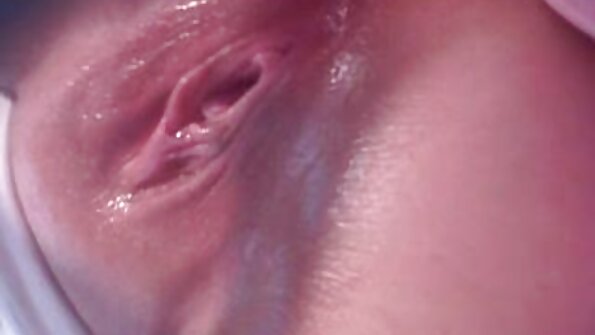 Carly Bell dracută purtând tanga ei sexy